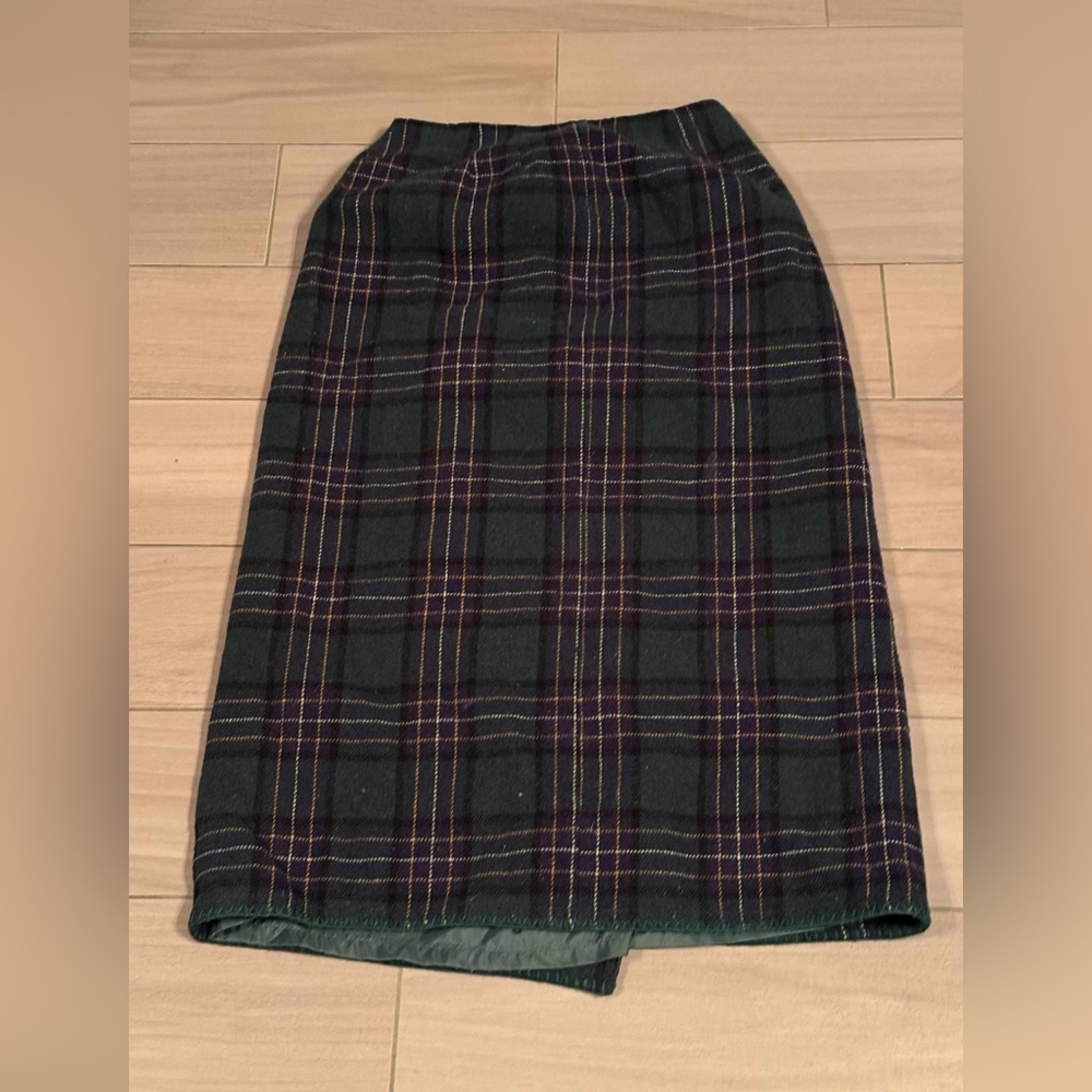 Vintage 100% wool 1987 Plaid Skirt Green and Red size 6 waist 26in length 31in